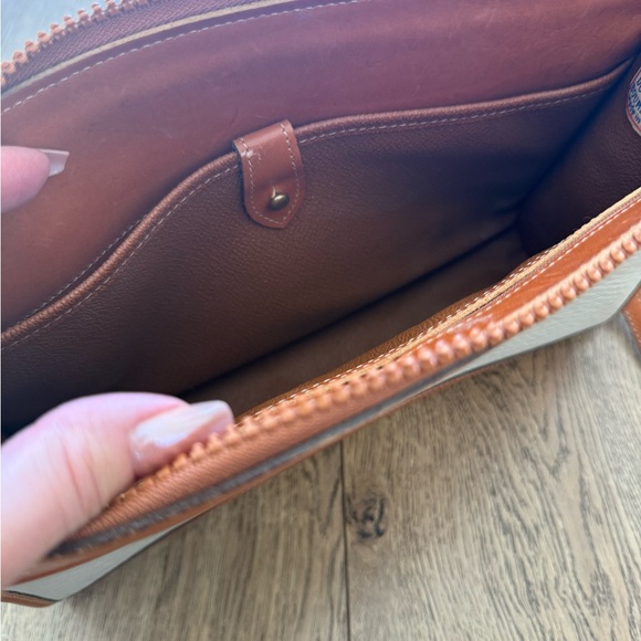 VINTAGE Dooney & Bourke Tan and Cream Genuine Leather Crossbody Bag - Picture 11 of 16